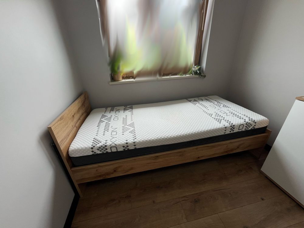 Komplet biało-drewnianych mebli z BRW- łóżko biurko szafa komoda lampa