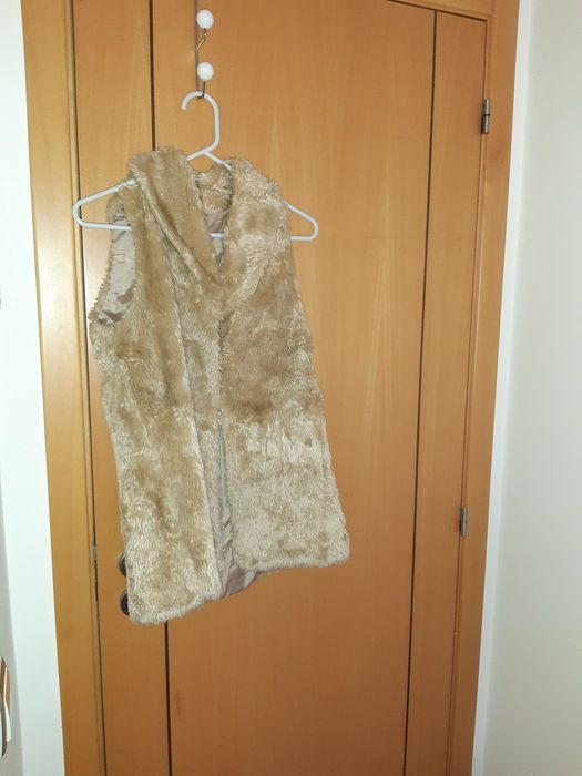 Casaco preto e um casaco com pêlo