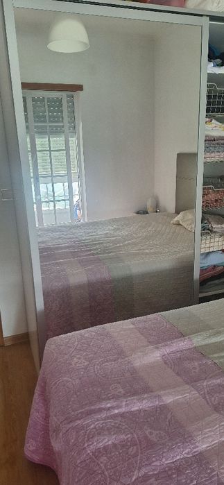 Roupeiro com portas deslizantes e vidro embutido