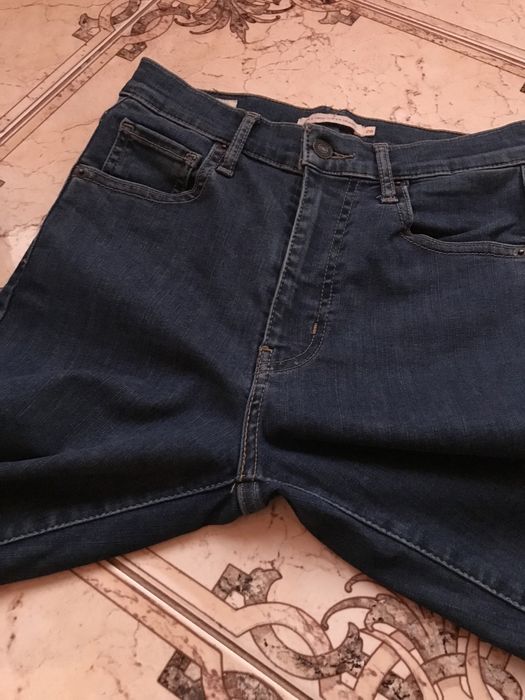 Темні джинси завужені