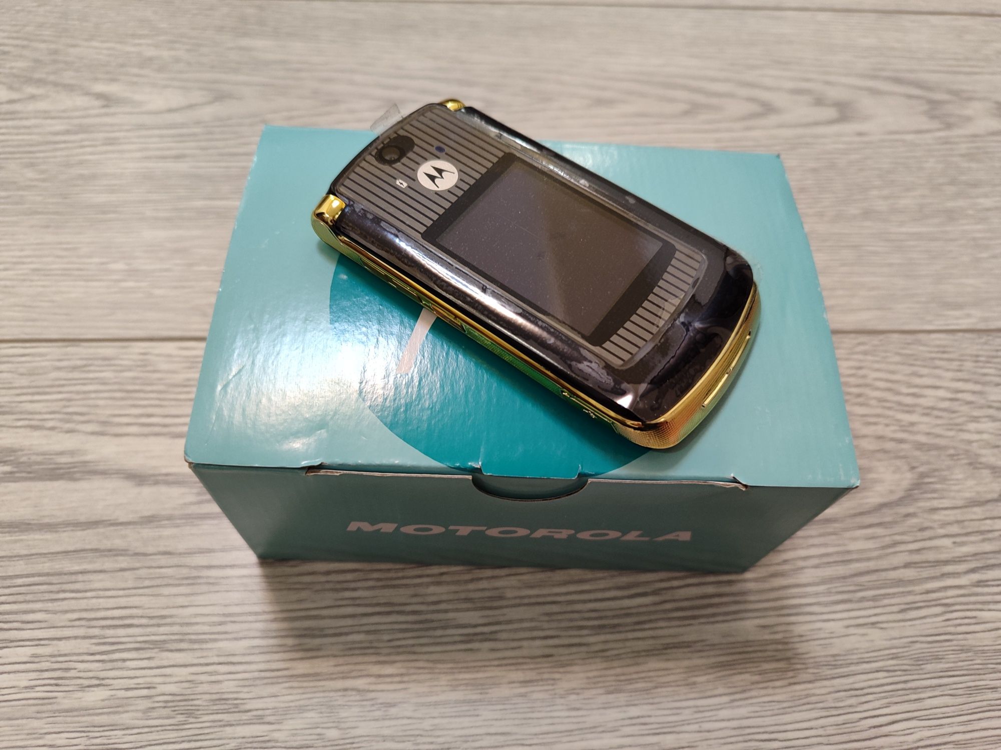 Мобильный телефон Motorola V8 Black/Gold 2gb