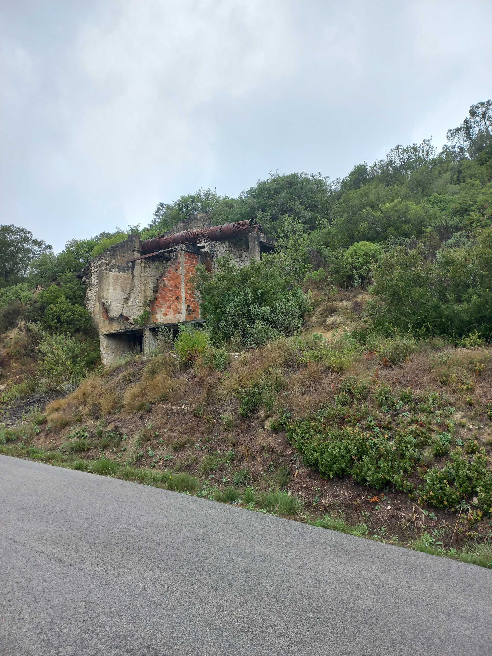 Vendo terreno agrícola com construção em ruinas