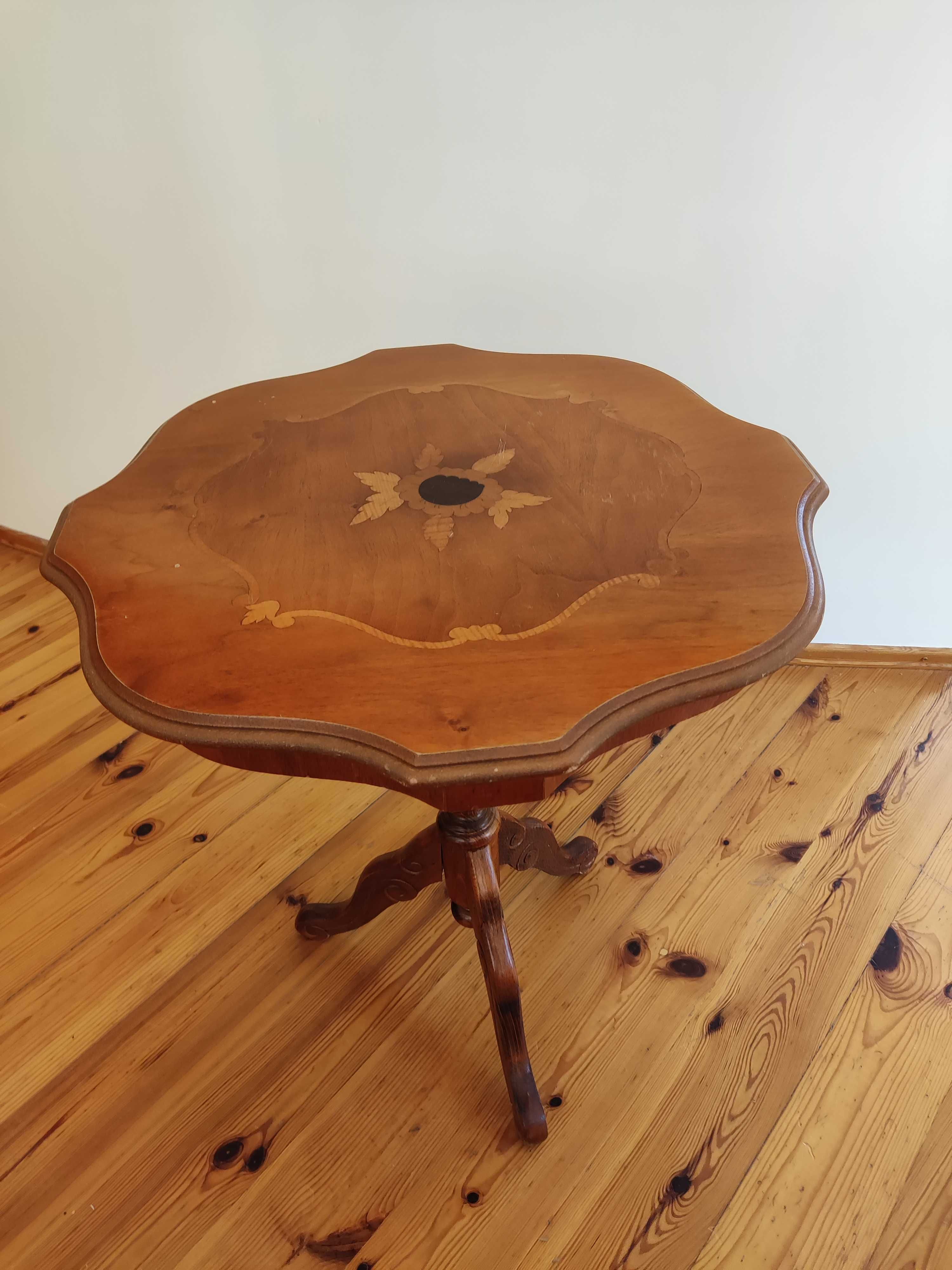 stolik kawowy wyk z drewna, ozdobiony tech intarsji, kolor bursztynowy