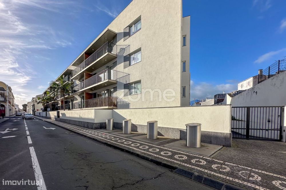 Apartamento T2 com garagem no Coliseu Residences em Ponta Delgada.