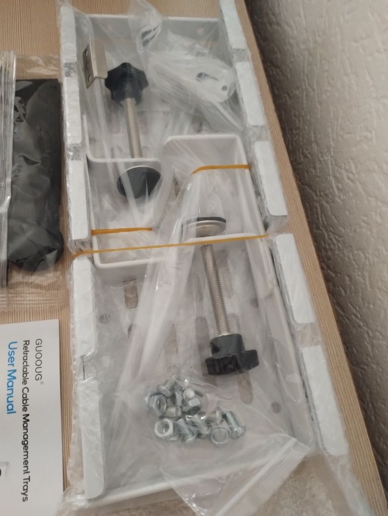 Organizer na kable pod blat biurka