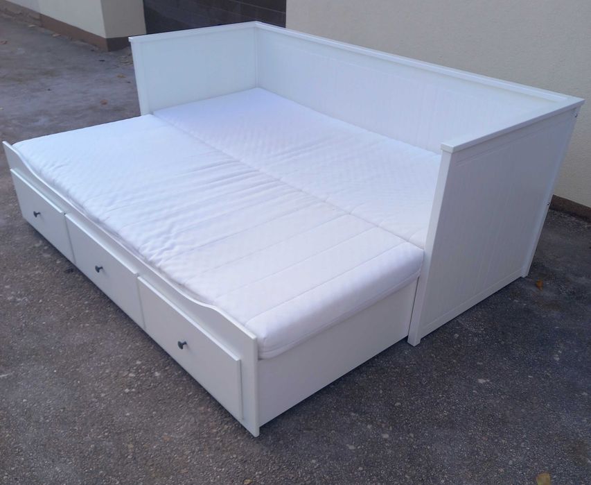 Łóżko ikea hemnes z dwoma materacami