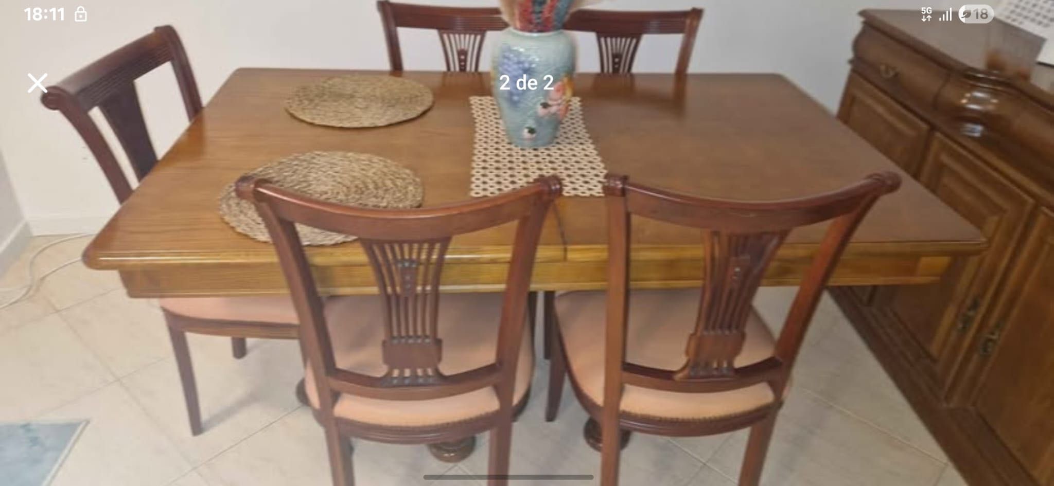 Mesa de madeira e 6 cadeiras