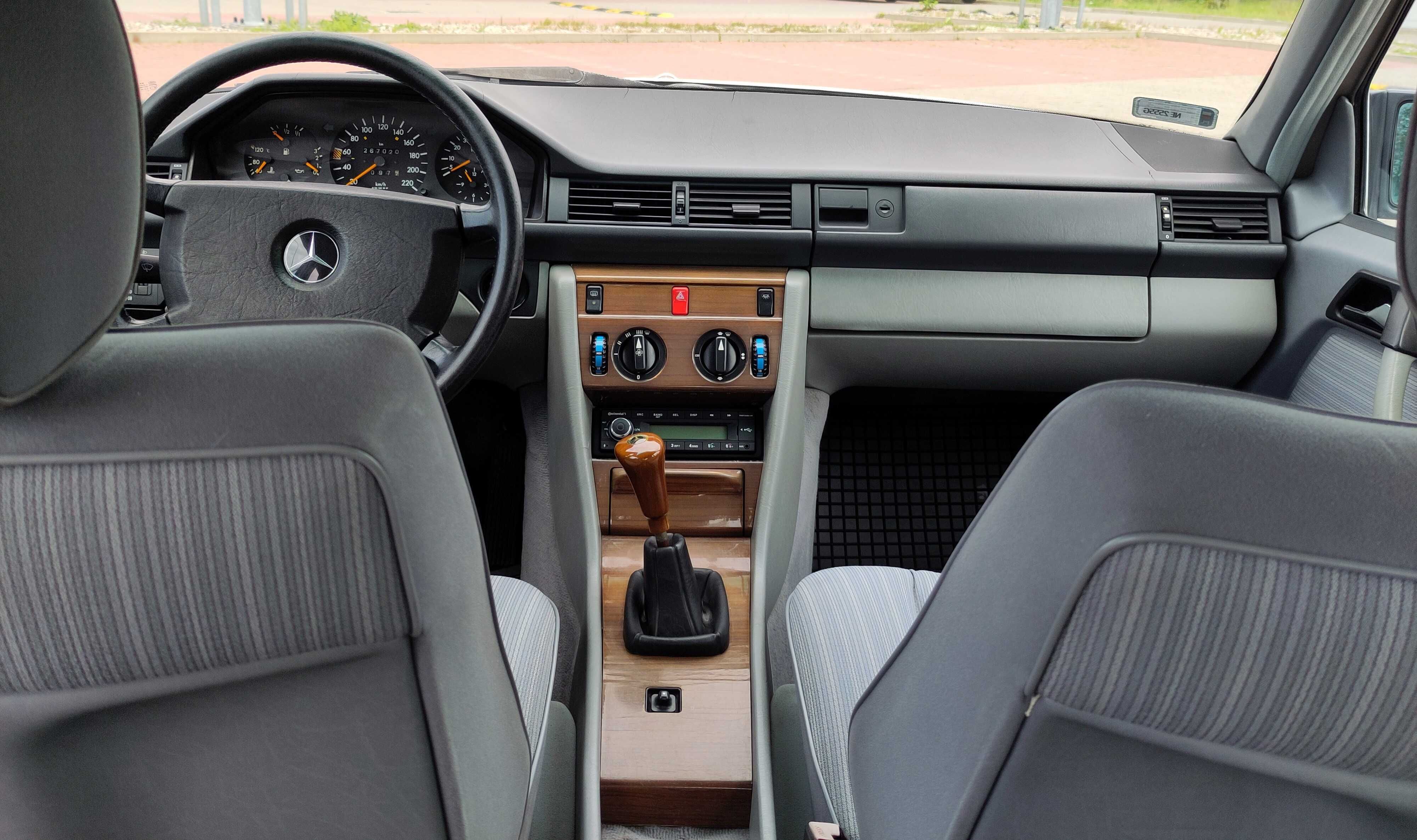 Wynajem klasycznego Mercedesa W124 (1988) na śluby i inne uroczystości