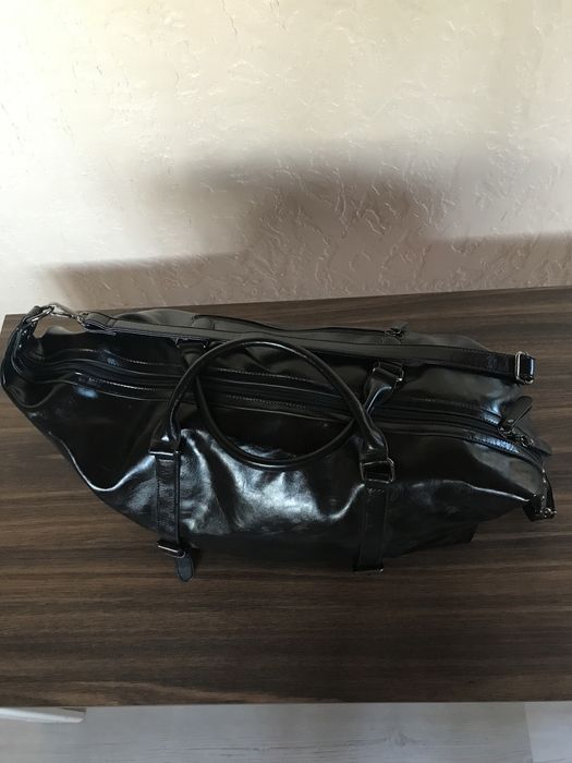 Чорна,дорожня,шкіряна сумка