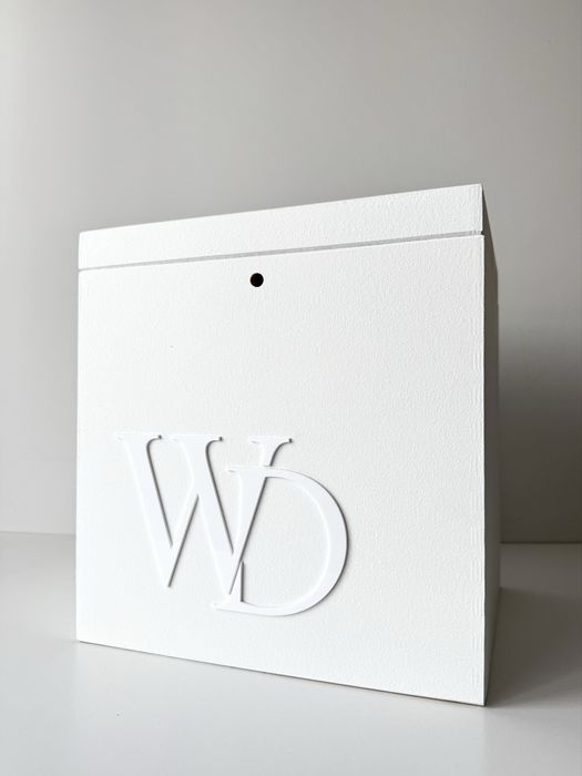 Personalizowane białe pudełko na koperty pleksi front imiona wesele