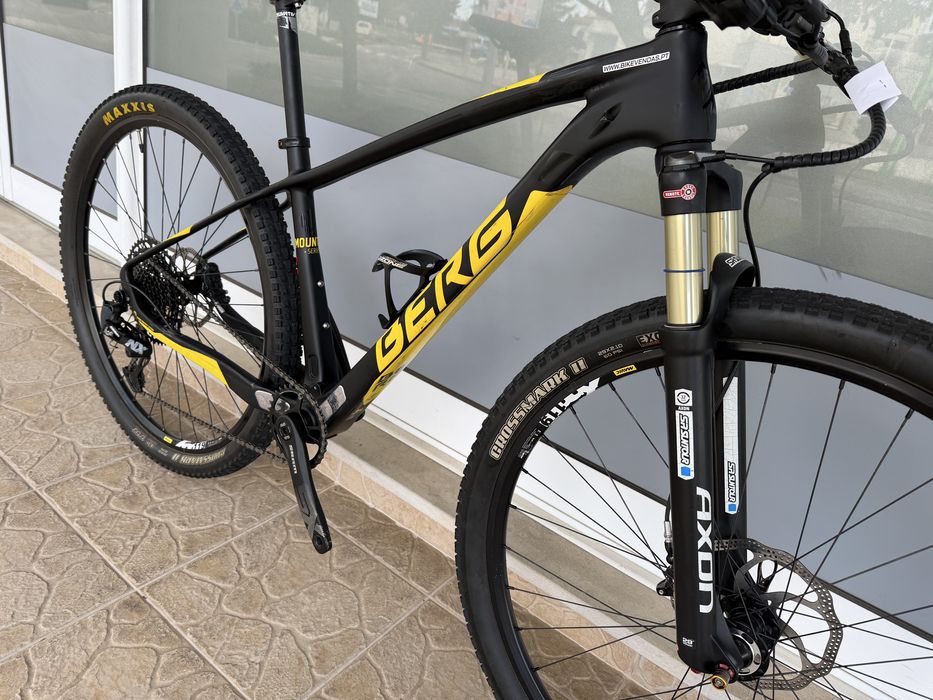 Bicicleta de BTT roda 29 - carbono
