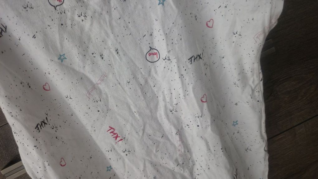 T-shirt z rozcięciami na rękawach dla dziewczynki r. 140