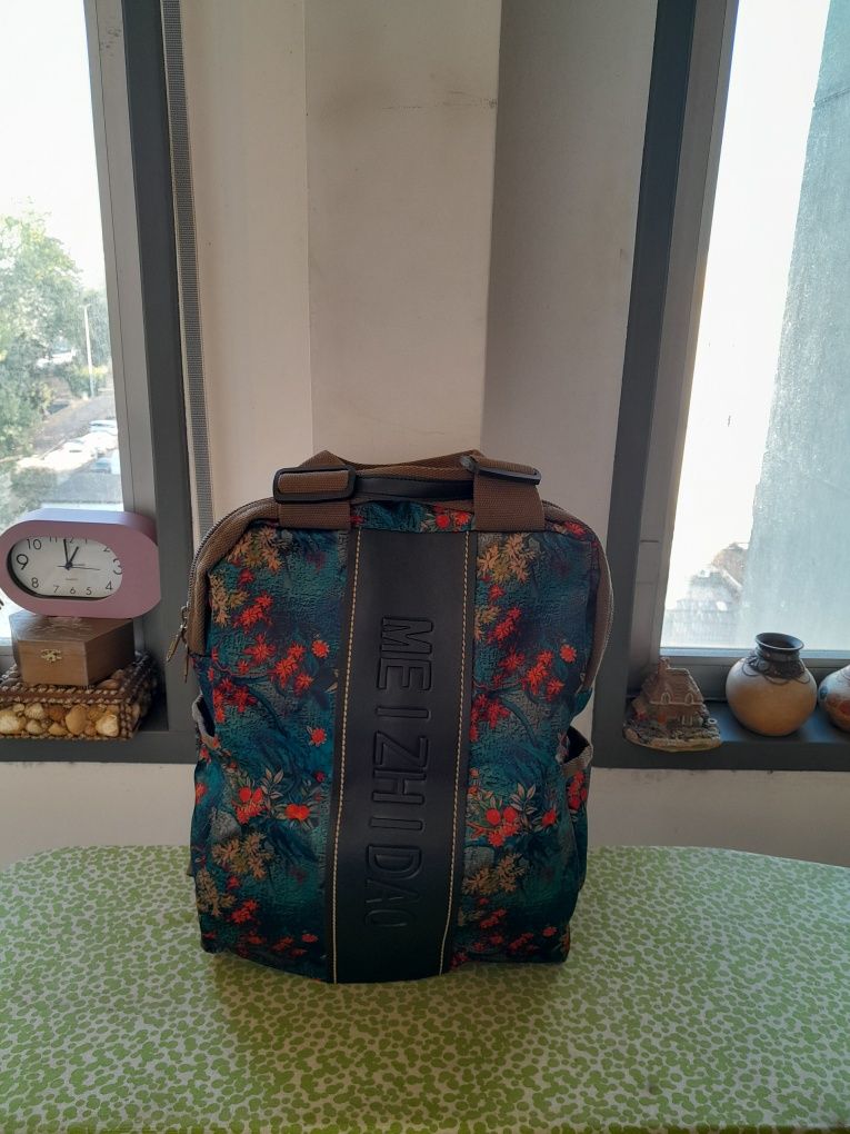Vendo Mochila de Senhora muito bonita como nova