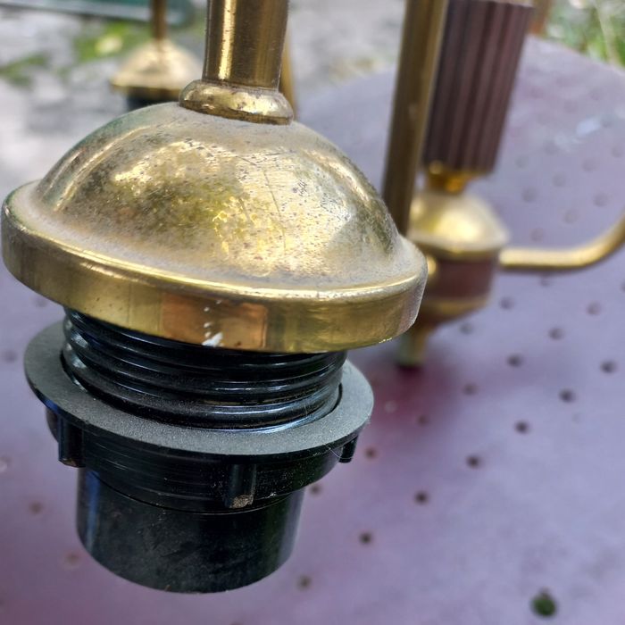 Продам люстру на 3 плафони