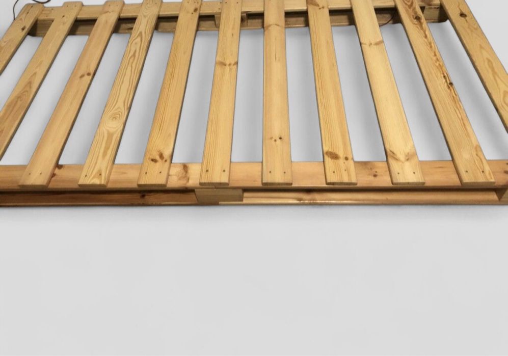 Rama łóżka stelaż z palet z litego drewna sosnowego