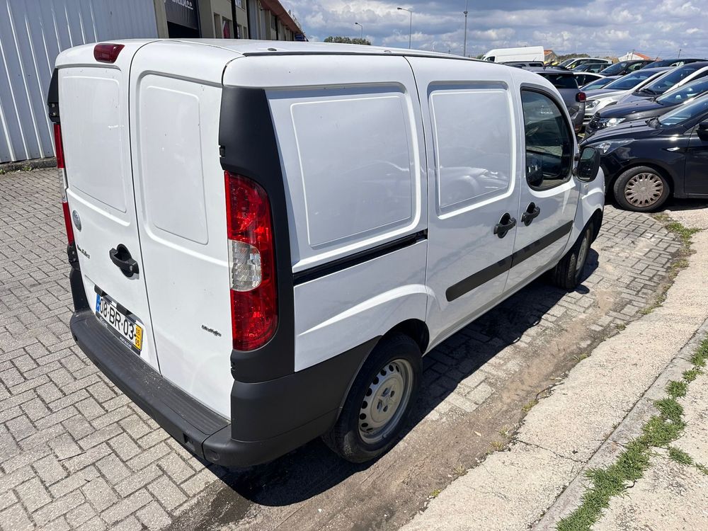 Fiat doblo fibrada com ac a trabalhar