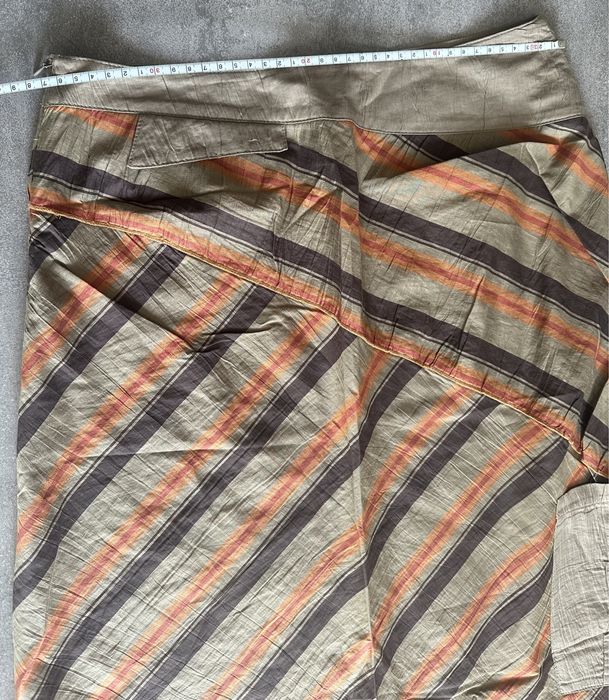 Długa asymetryczna spódnica