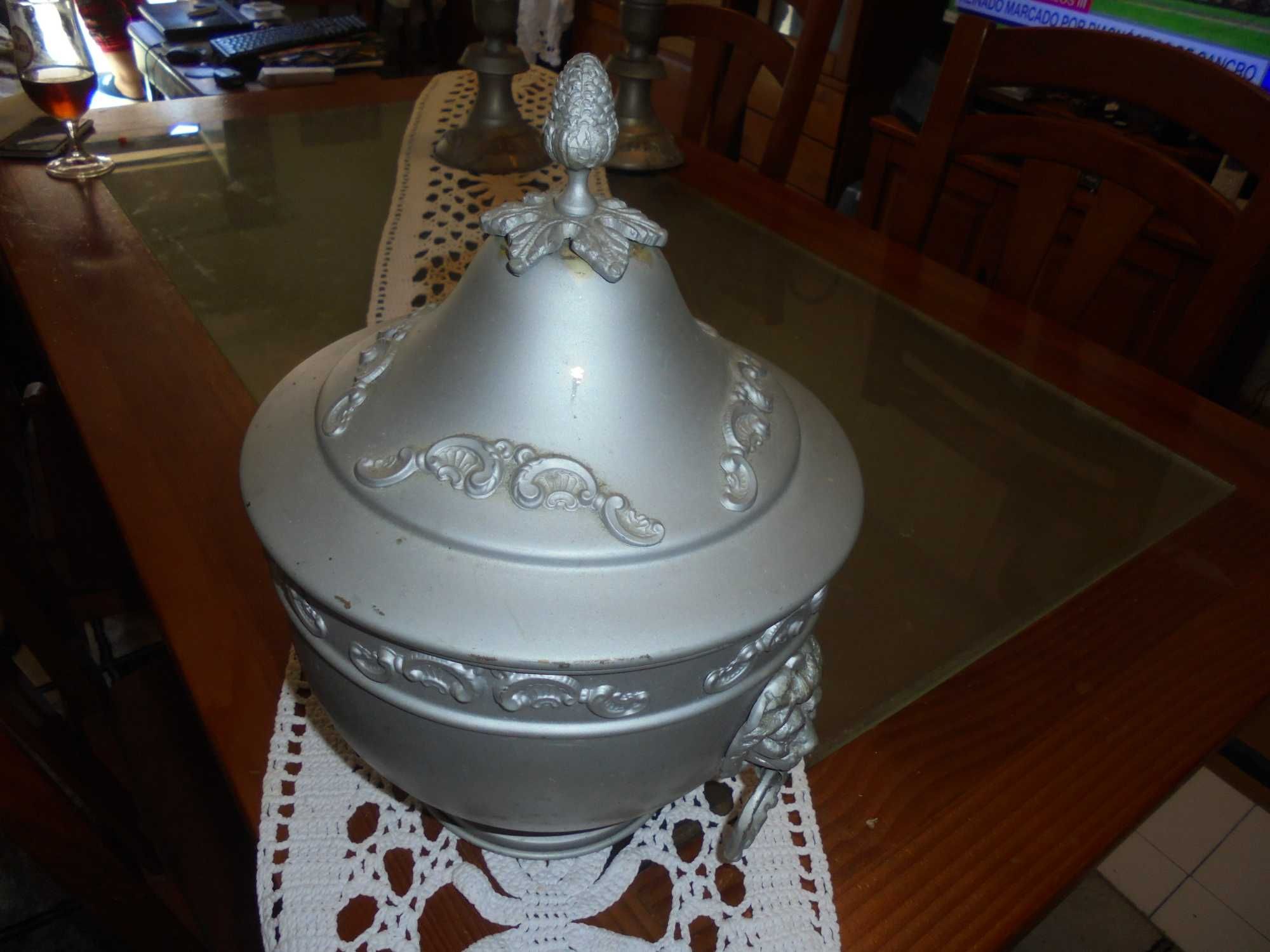 terrina melalica de decoração com 2 candelabros  e napron em renda