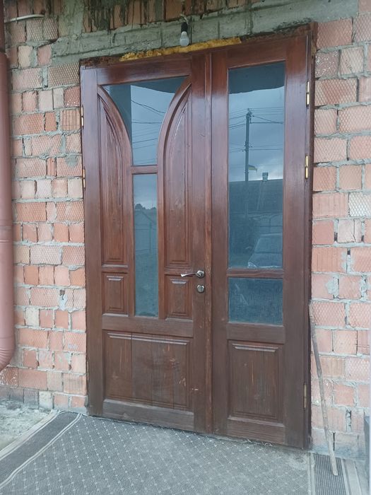 Вхідні двері з дерева, в хорошому стані