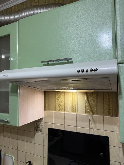 Продам робочу витяжку 1000грн самовивоз