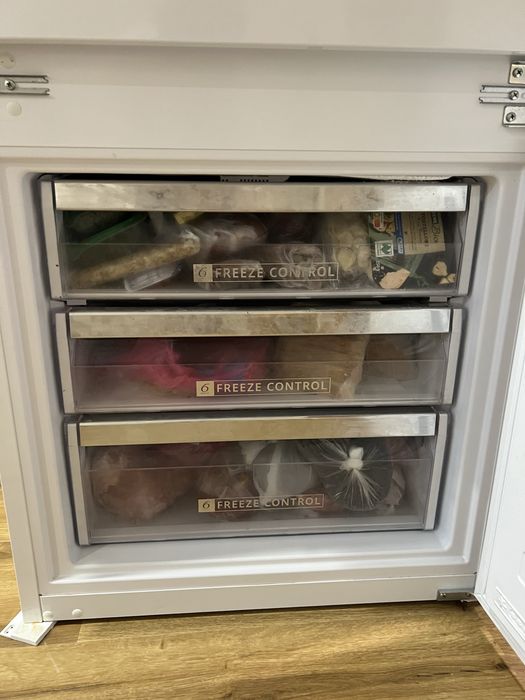 Холодильник Whirlpool вбудований