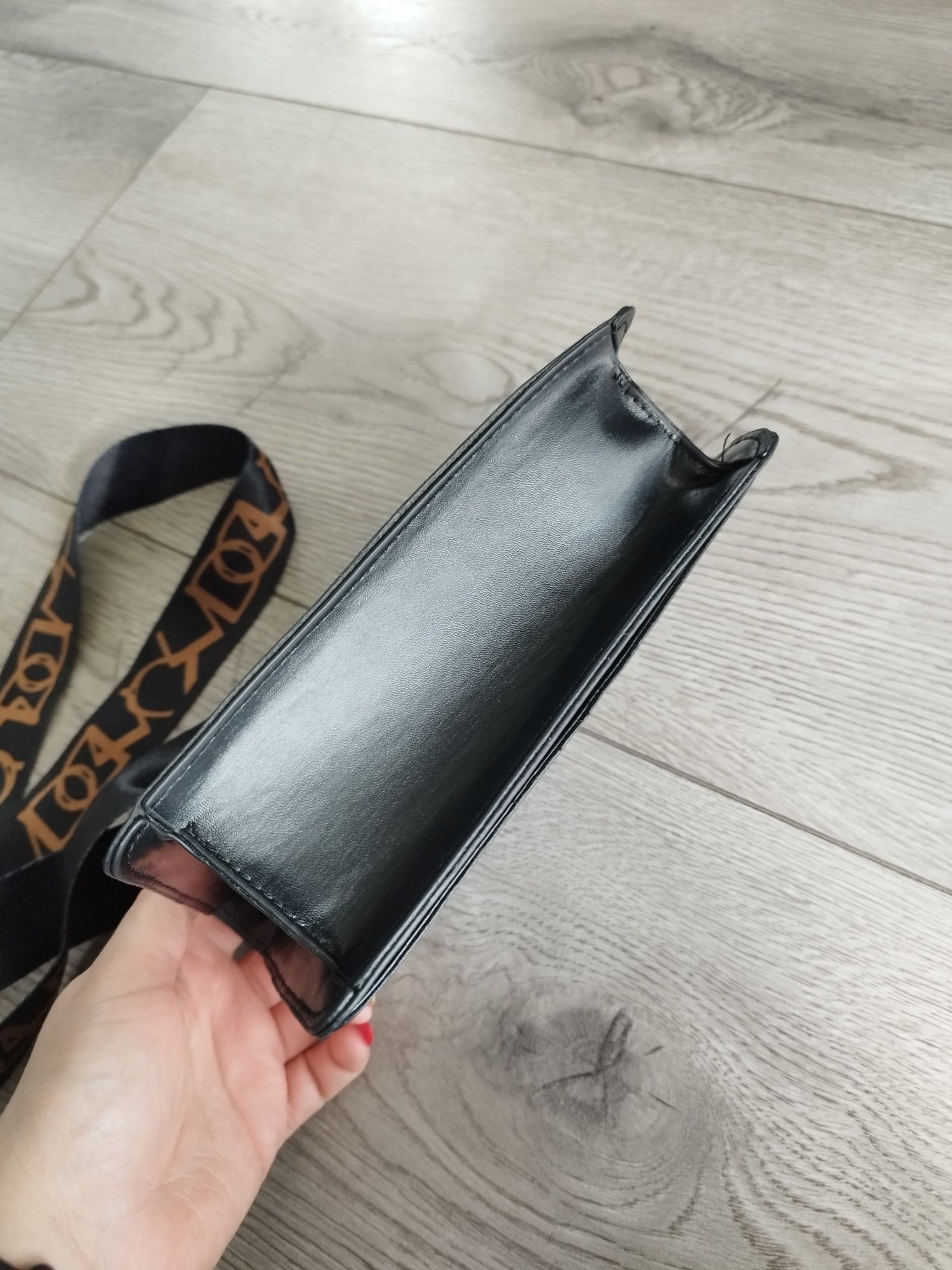 Nowa czarna pikowana torebka damska materiałowy pasek, łańcuszek