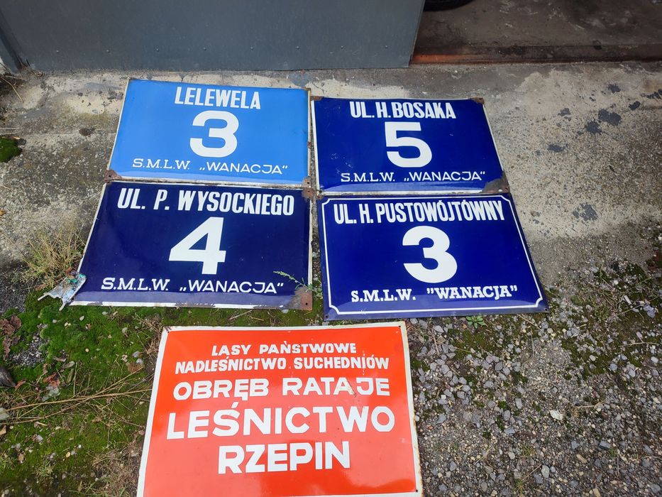 Stare tablice z nazwą ulic PRL