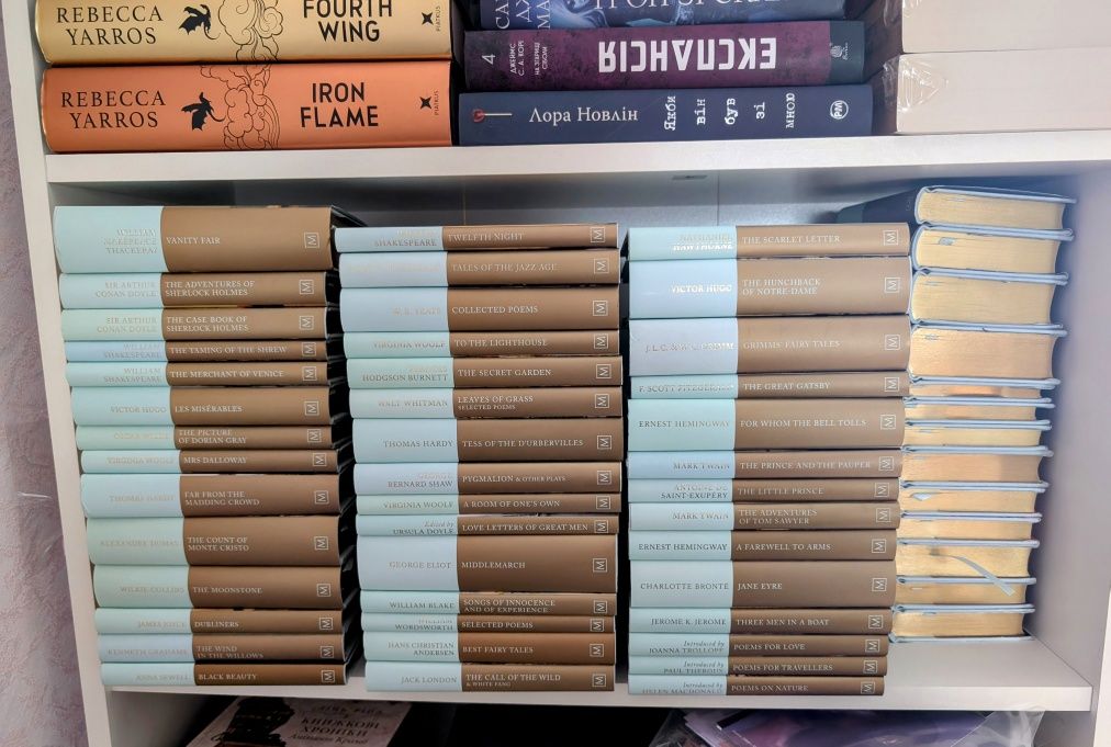 Колекція книг Pan Macmillan Collector's Library