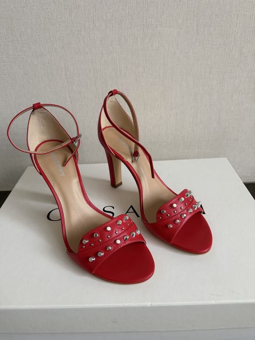 Стильні червоні босоніжки з металевими заклепками