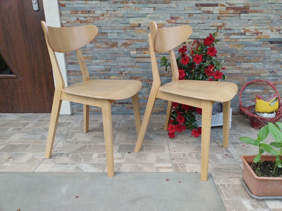 Nowe krzesła dębowe Paged
