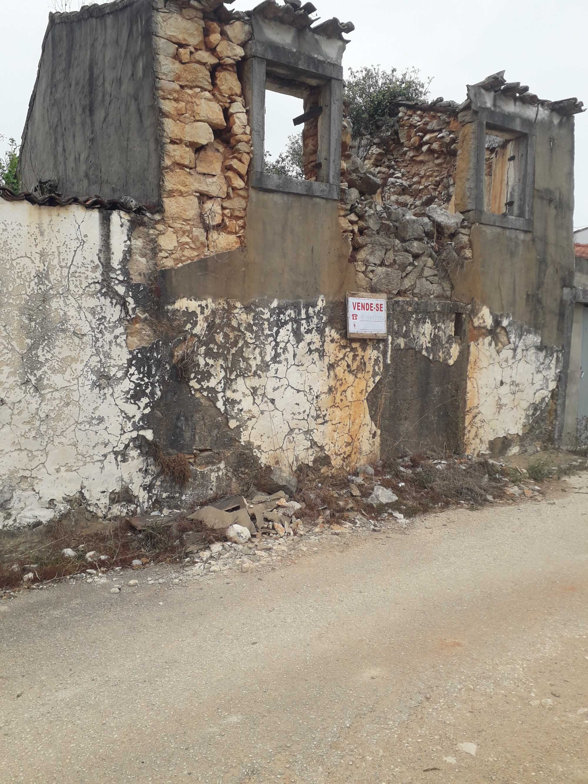Casas em ruínas em casal víegas ansiao