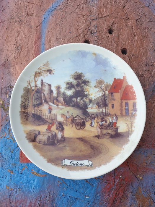 Prato antigo  decorativo ao Outono