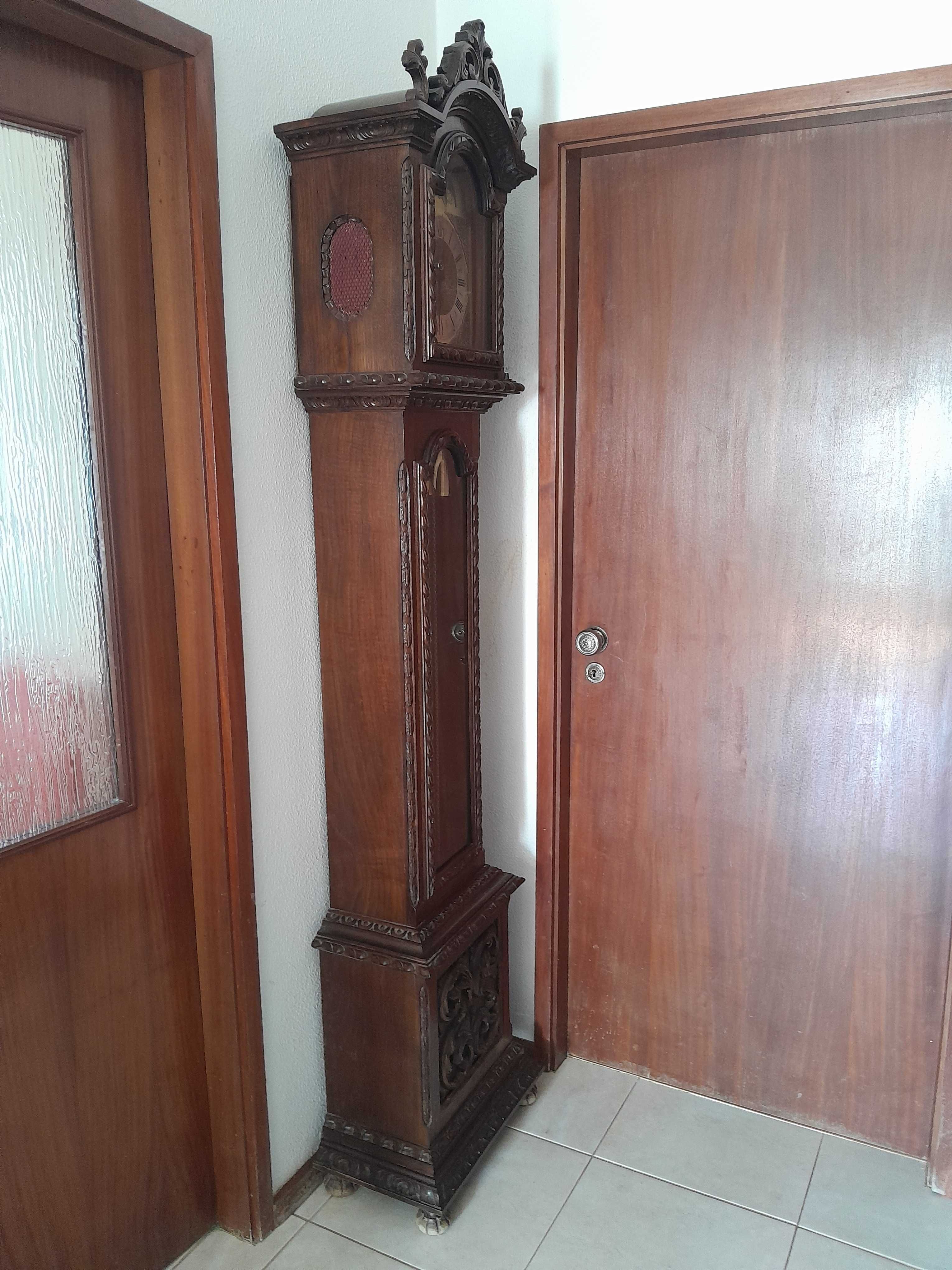 Relógio  de  pendulo em bom estado