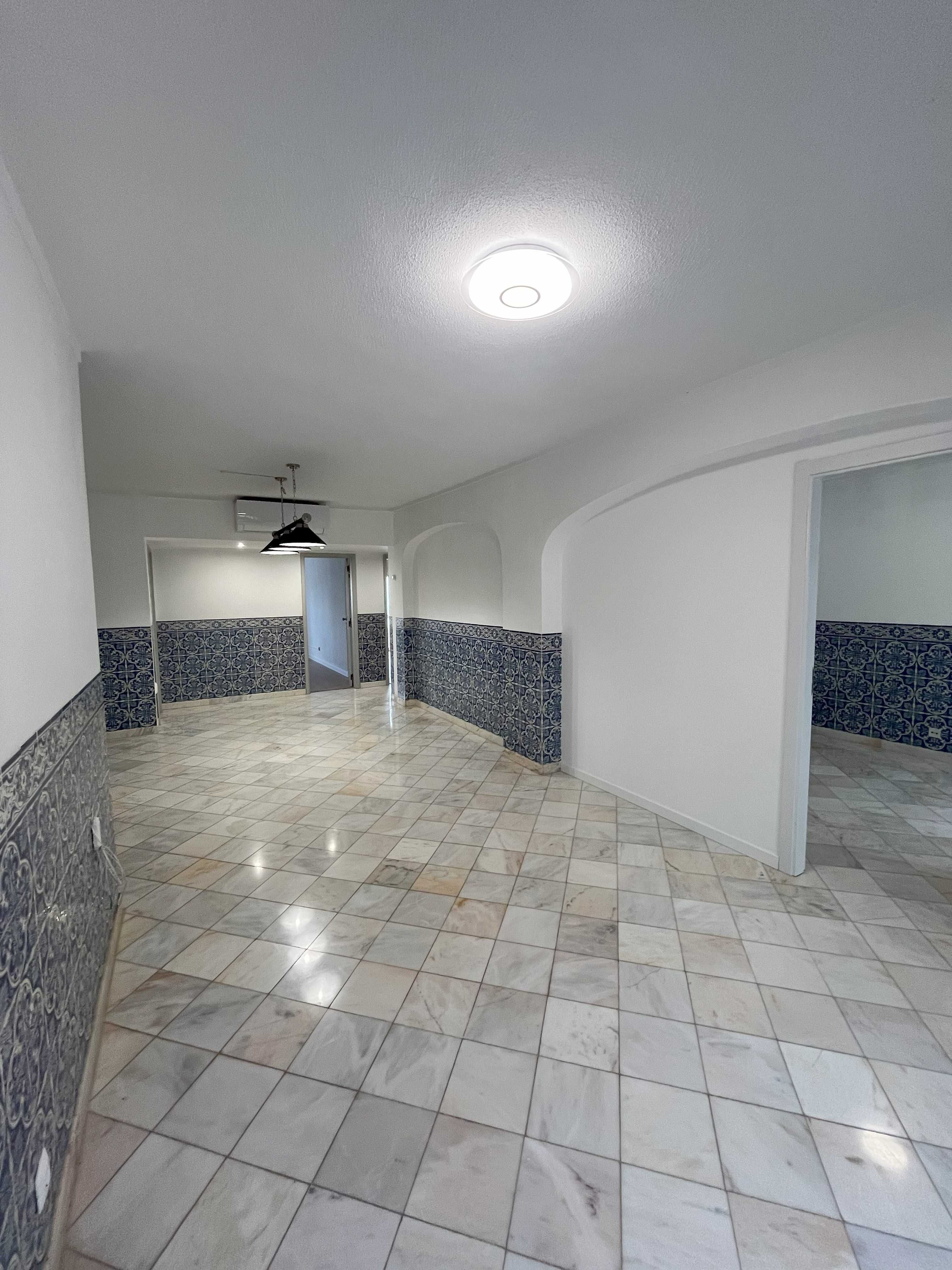 T4 renovado no centro de Faro, 1.º andar com elevador