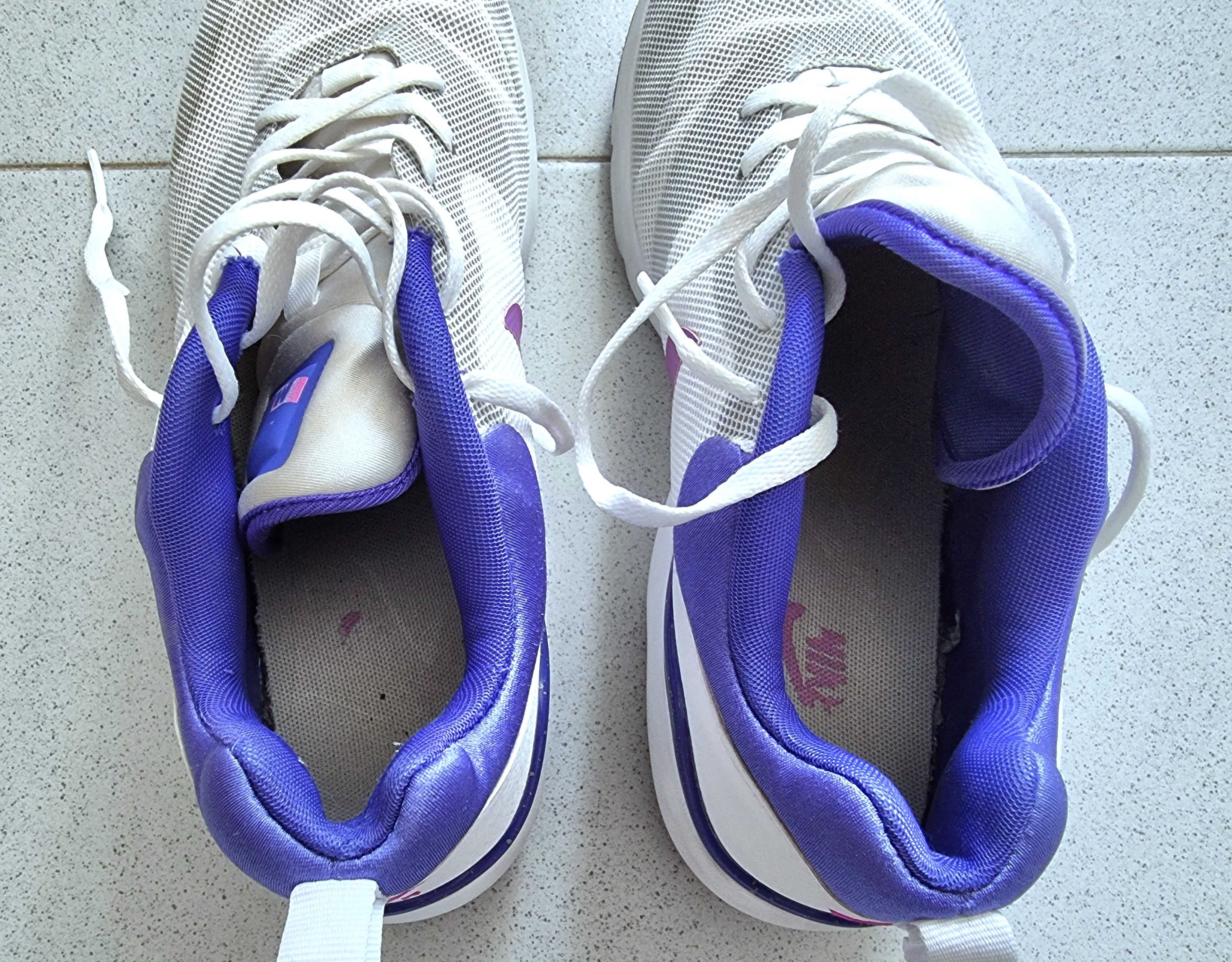 Ténis Nike Air Max em tons de branco, cinzento, azul e roxo, tam 41