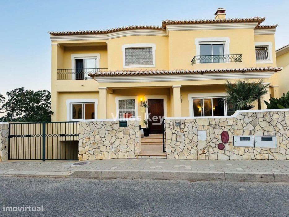 Moradia 4 suítes,garagem,escritório e jardim em Lagos/Algarve.