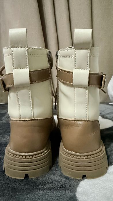 Продаж взуття для дівчинки