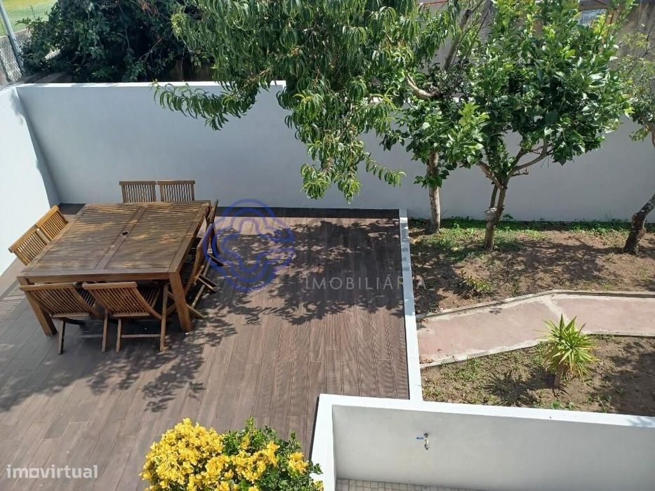 Moradia T3 no centro de  Perafita, com dois lugares de garagem e logra