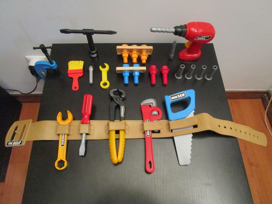 Conjunto de ferramentas para brincar, com cinto de ferramentas.