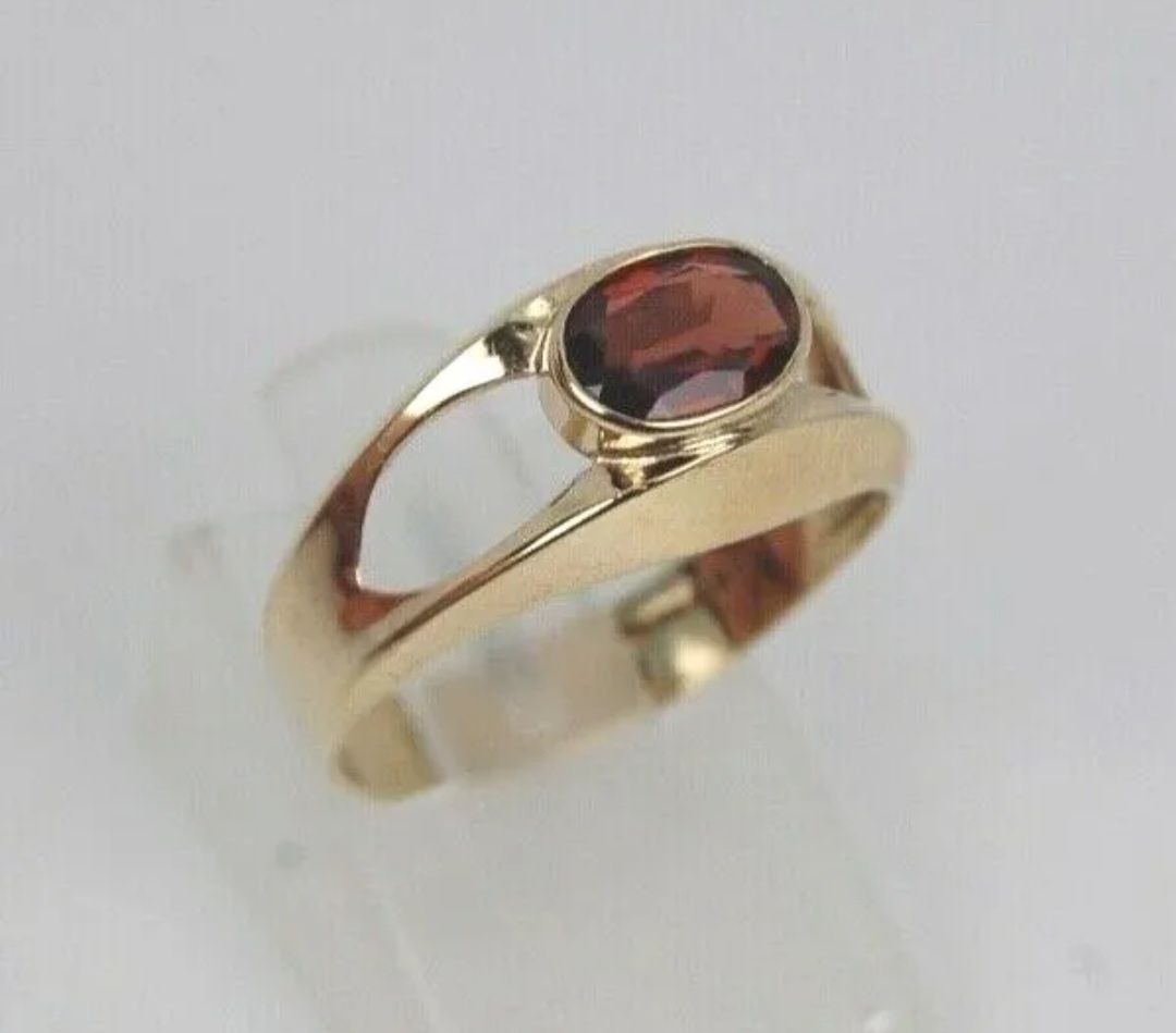 Złoty pierścionek z kolorową cyrkonią