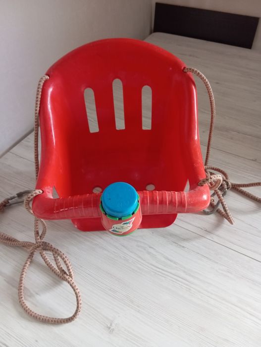 Дитяча гойдалка.