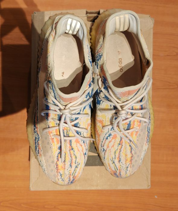 Tênis yeezy 350 boost.