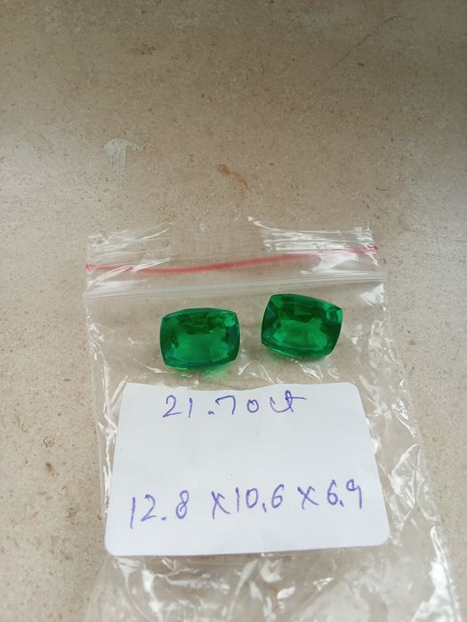 Par de Granadas Tsavoritas – 21.70 quilates (12.8 × 10.6 mm)