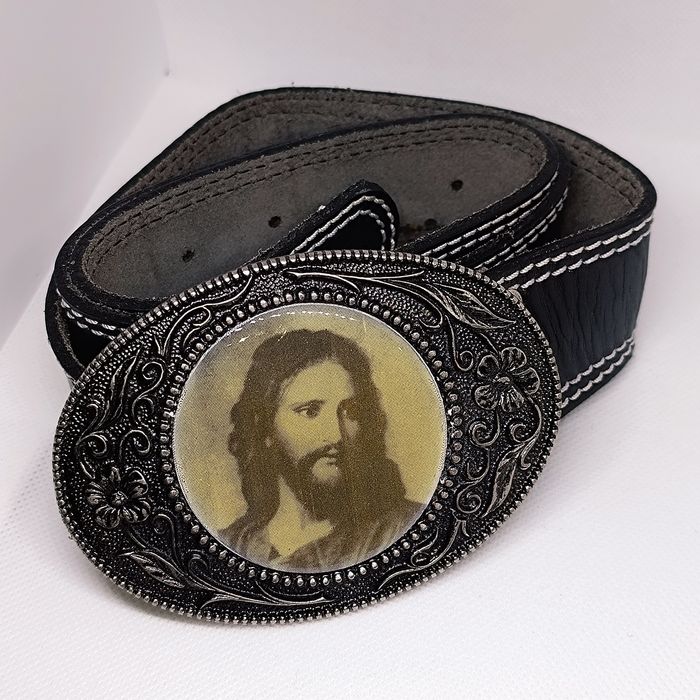Cinto em Pele de qualidade Vintage Fivela Jesus Cristo Resina em Metal