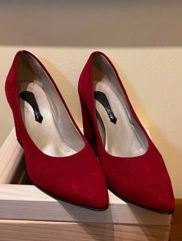 Sapatos de salto alto vermelhos