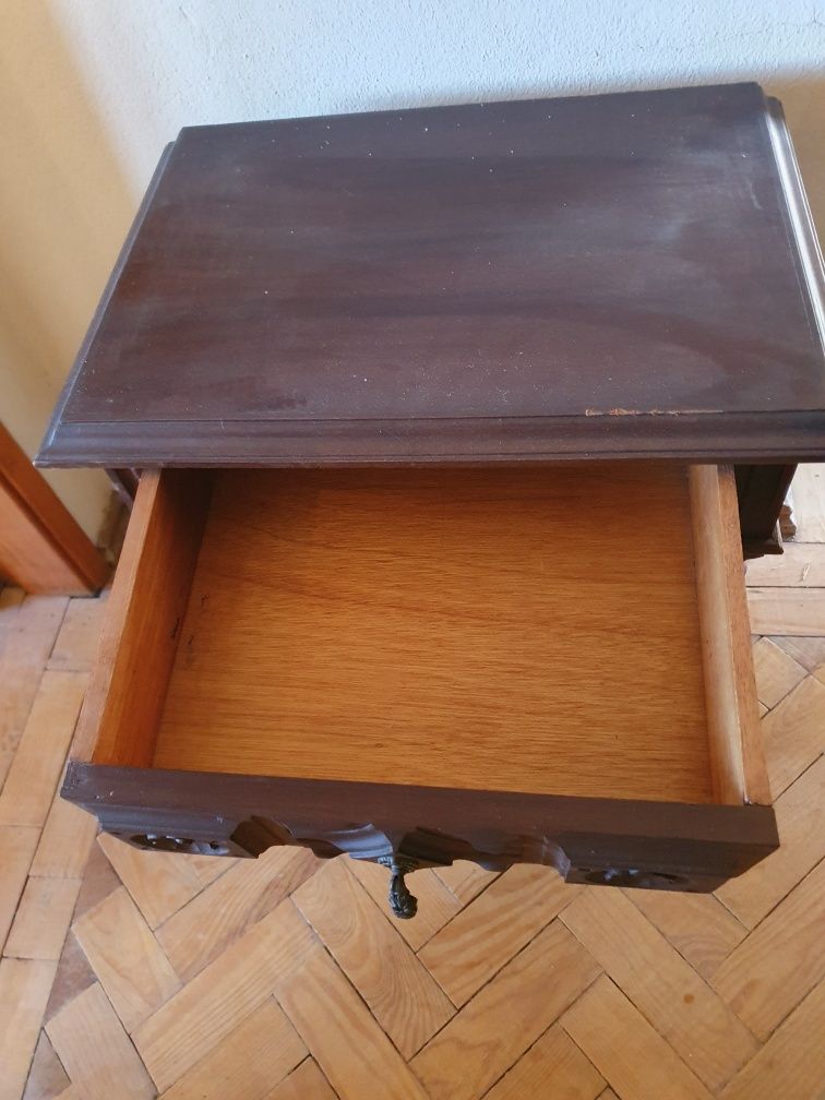 Mesa de cabeceira bem estimada