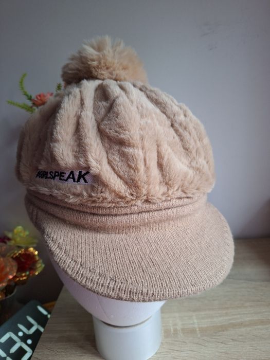 Piękna damska beżowa zimowa czapka z daszkiem