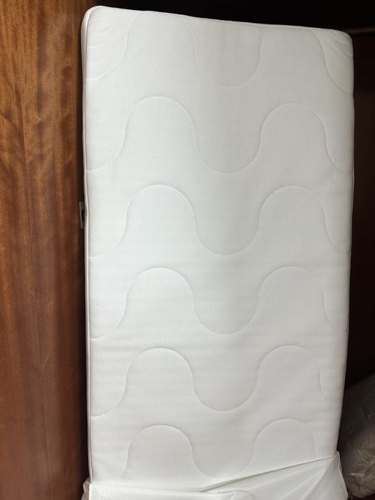 Colchão de espuma berço + edredão +protetor colchão novo