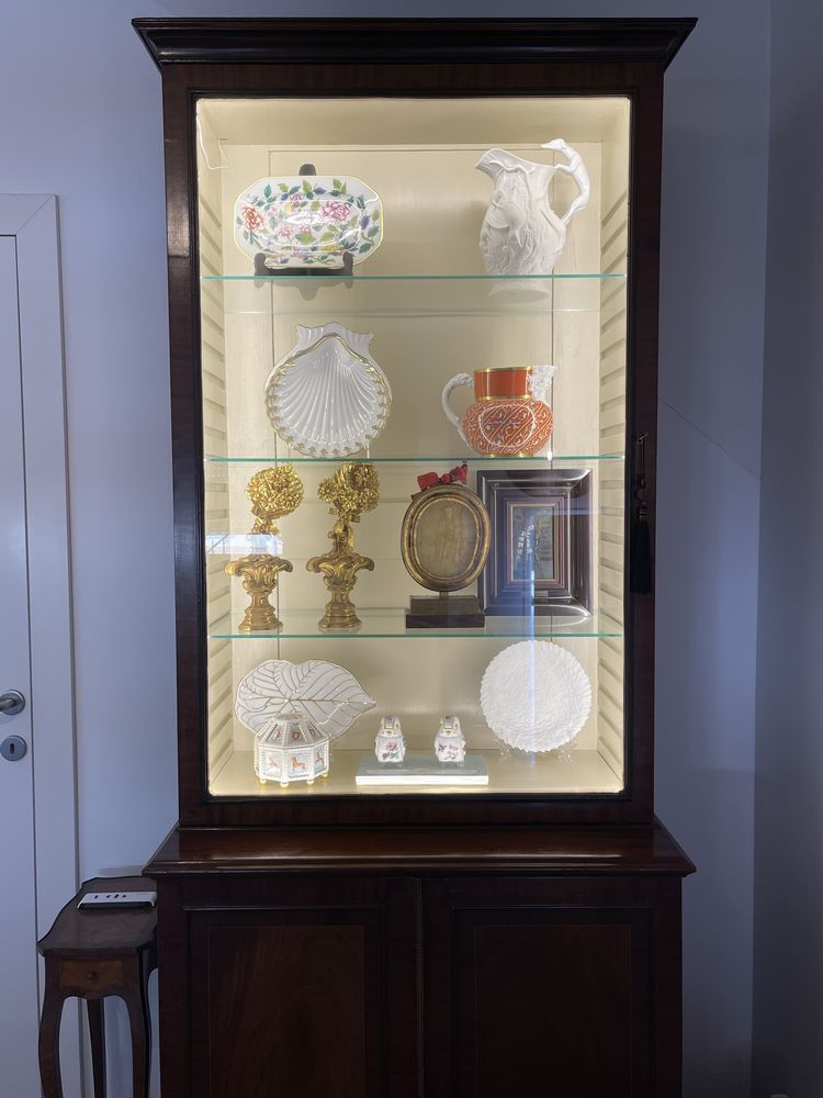 Móvel vitrine antigo, estilo D. Maria, em vinhático