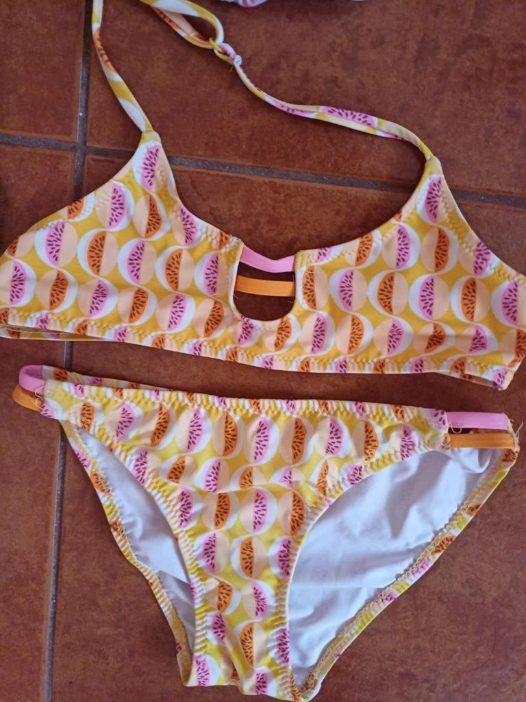 11 biquinis e um fato de banho